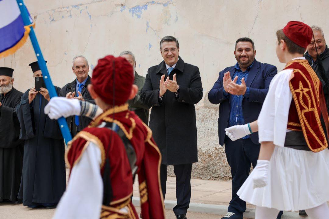 Ο Απόστολος Τζιτζικώστας γιόρτασε την 25η Μαρτίου με τους κατοίκους και τους μαθητές του ακριτικού Αχλαδοχωρίου Σερρών