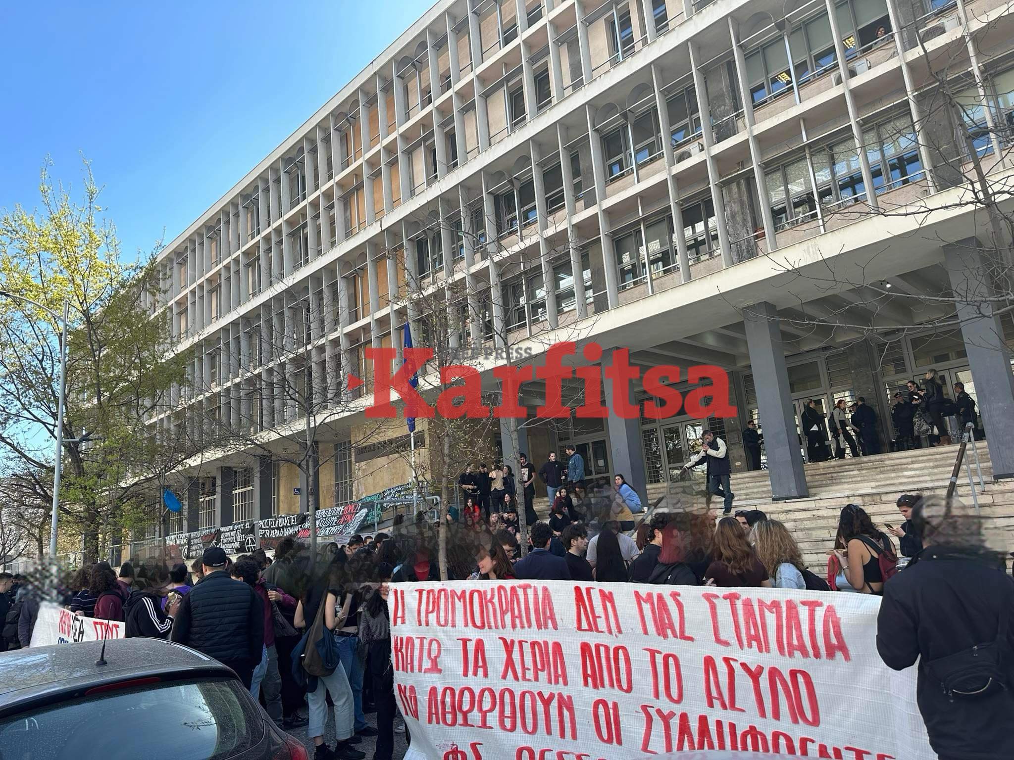 Θεσσαλονίκη: Συγκέντρωση για τους 49 συλληφθέντες της ΣΘΕ στα Δικαστήρια (ΦΩΤΟ)