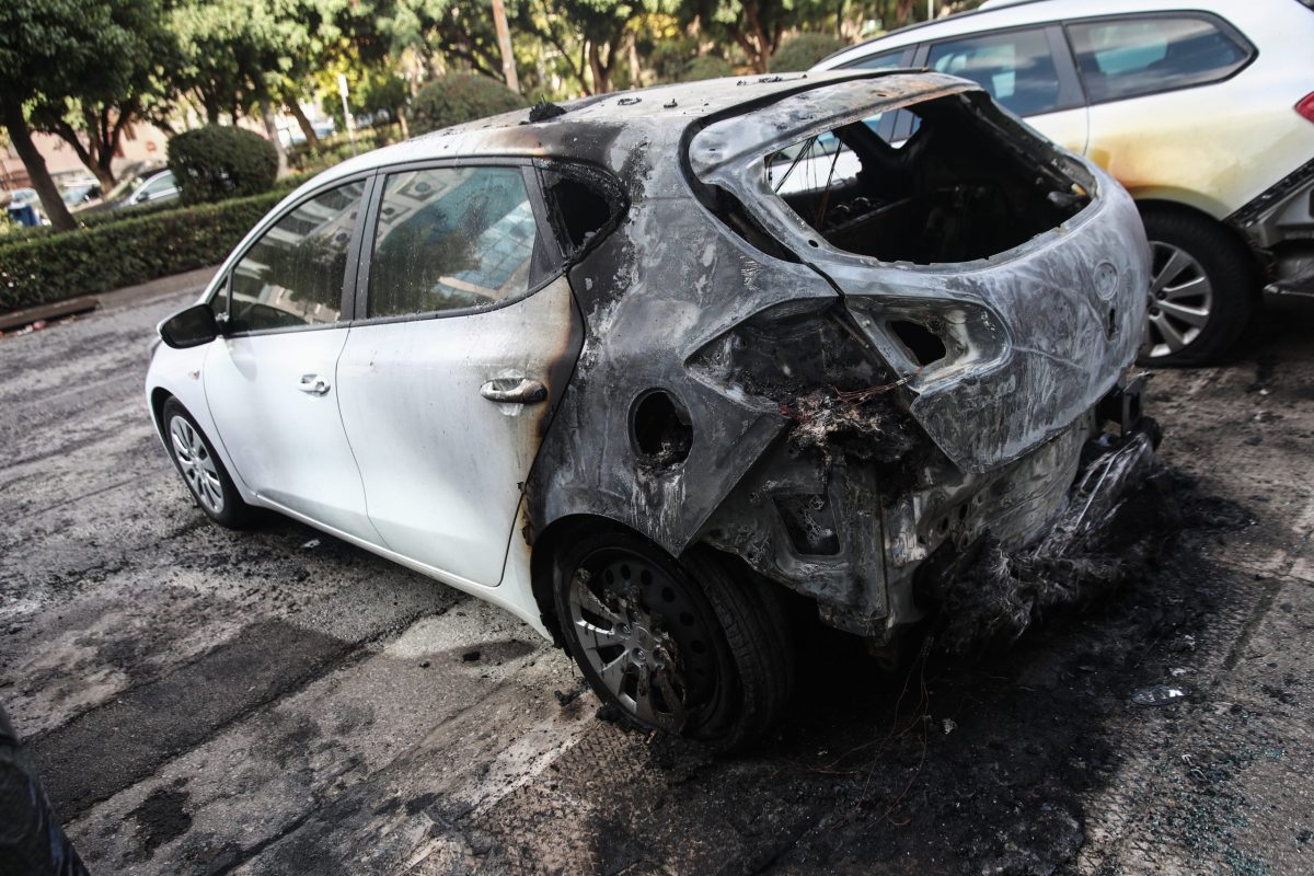 Κουκουλοφόροι επιτέθηκαν στην διεύθυνση των ΜΑΤ – Κάηκαν πέντε αυτοκίνητα (Video)
