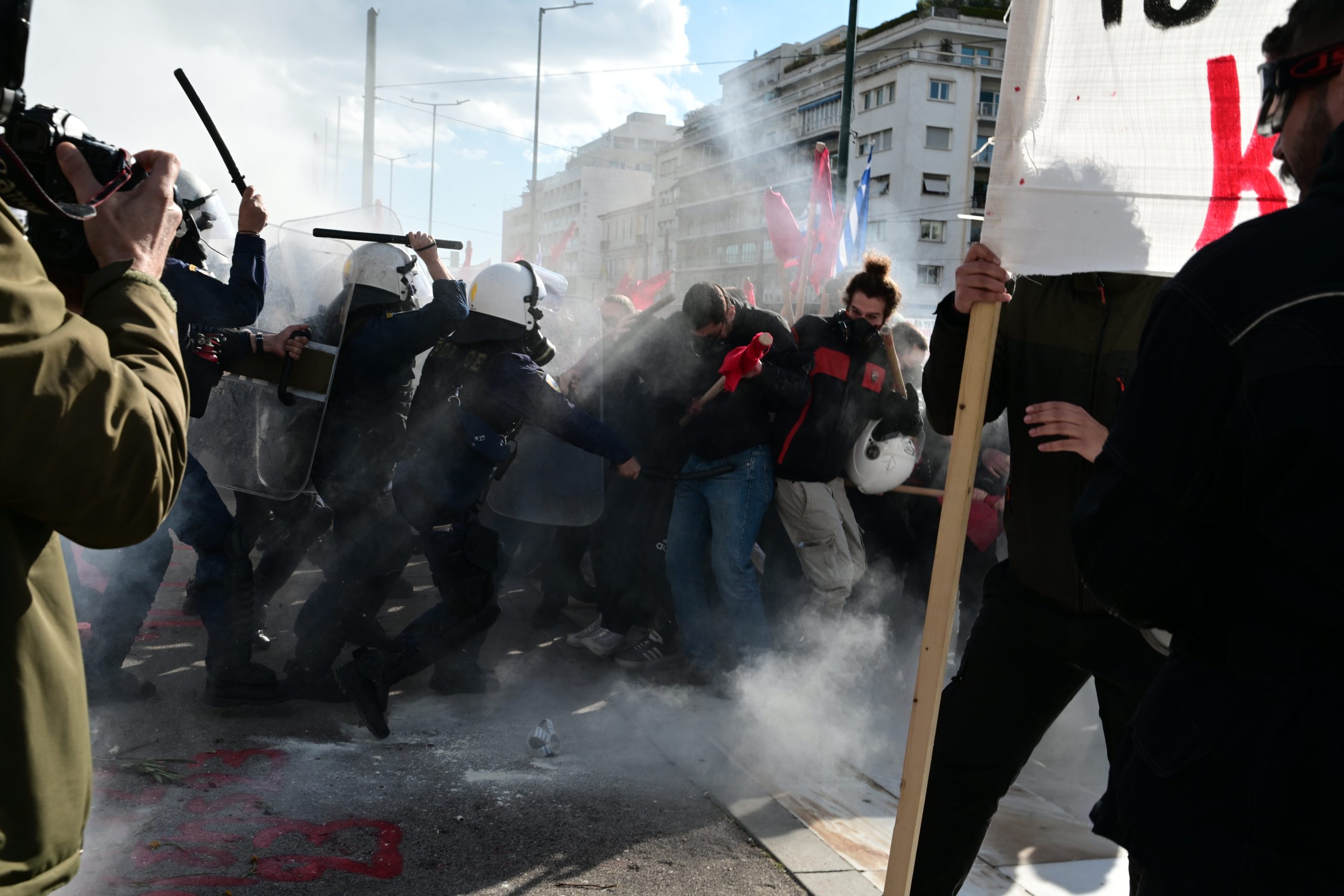 Εκπαιδευτικό συλλαλητήριο στο Σύνταγμα: Η ανακοίνωση του «Γεννηματάς» για τους τραυματίες