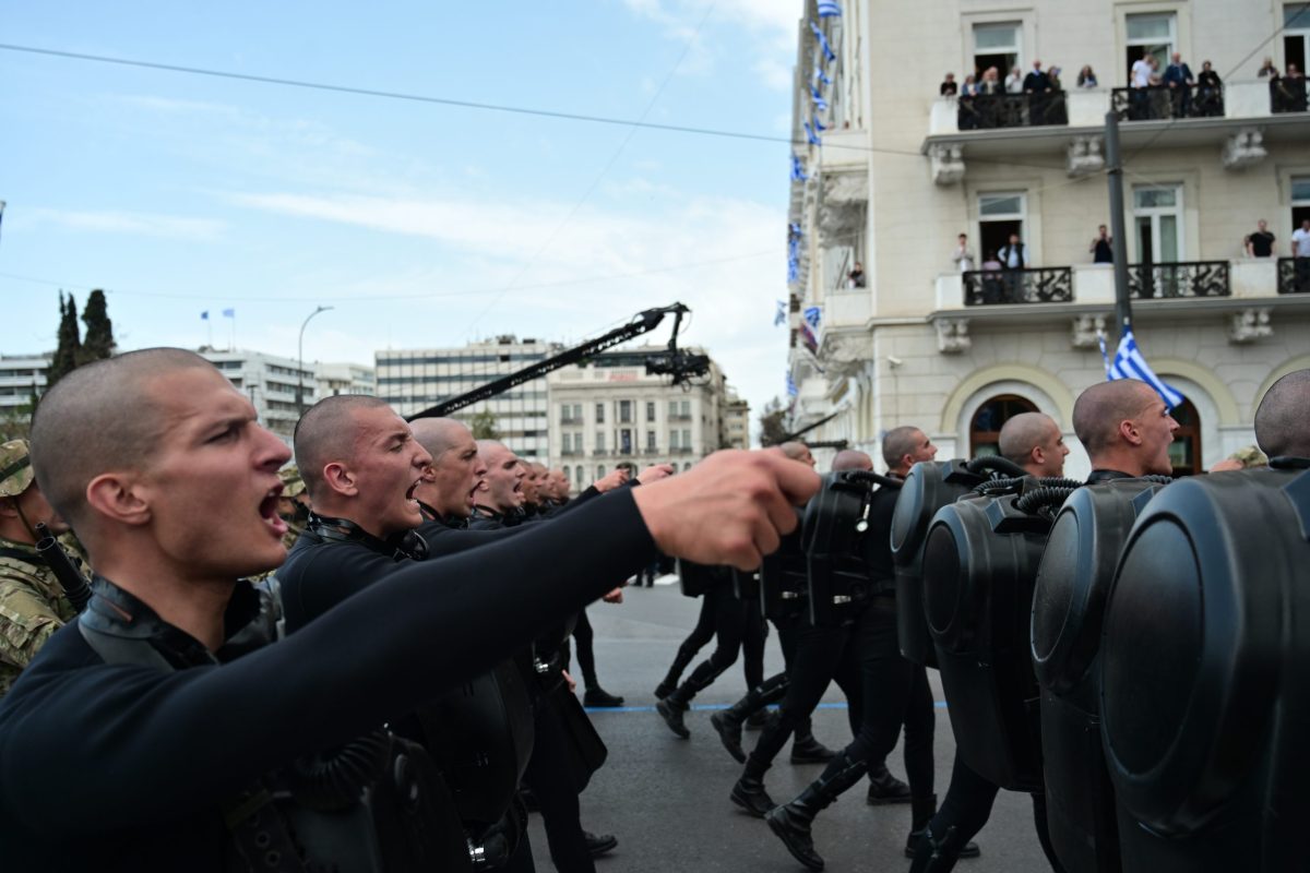 Στρατιωτική παρέλαση: «Έτρεμε η γη» με Ευέλπιδες και ΟΥΚ – Δείτε βίντεο να τραγουδούν «Μακεδονία ξακουστή»