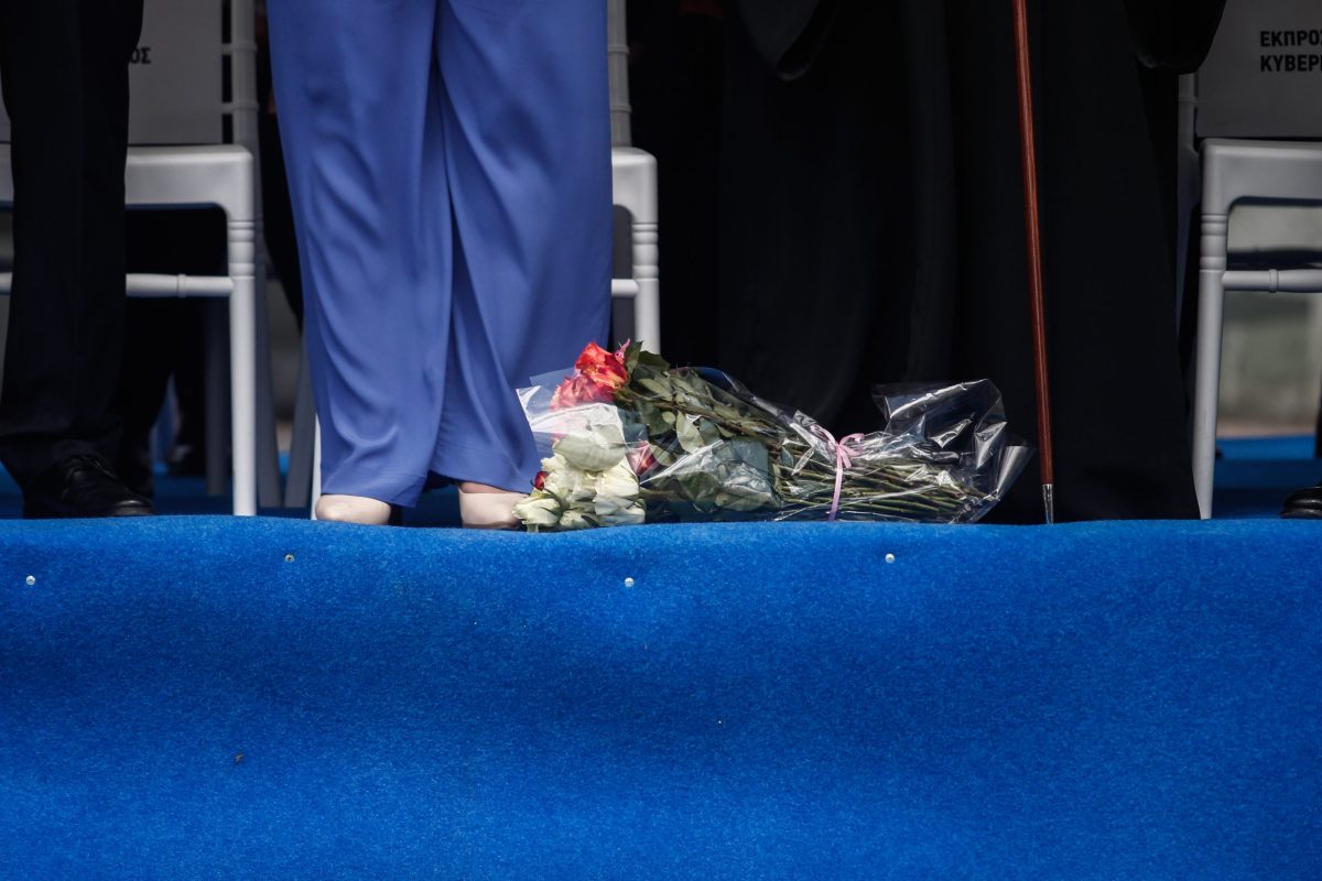 Τρίκαλα: Η ανθοδέσμη με τα 57 τριαντάφυλλα στην παρέλαση για τα θύματα των Τεμπών (Video)