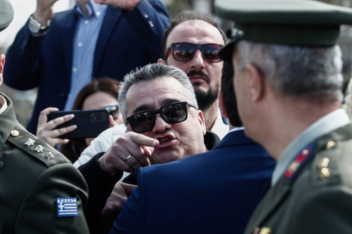 Ένταση με γονείς θυμάτων των Τεμπών στην παρέλαση στα Τρίκαλα – Πέταξαν το πηλήκιο ανώτατου αξιωματικού (Video)