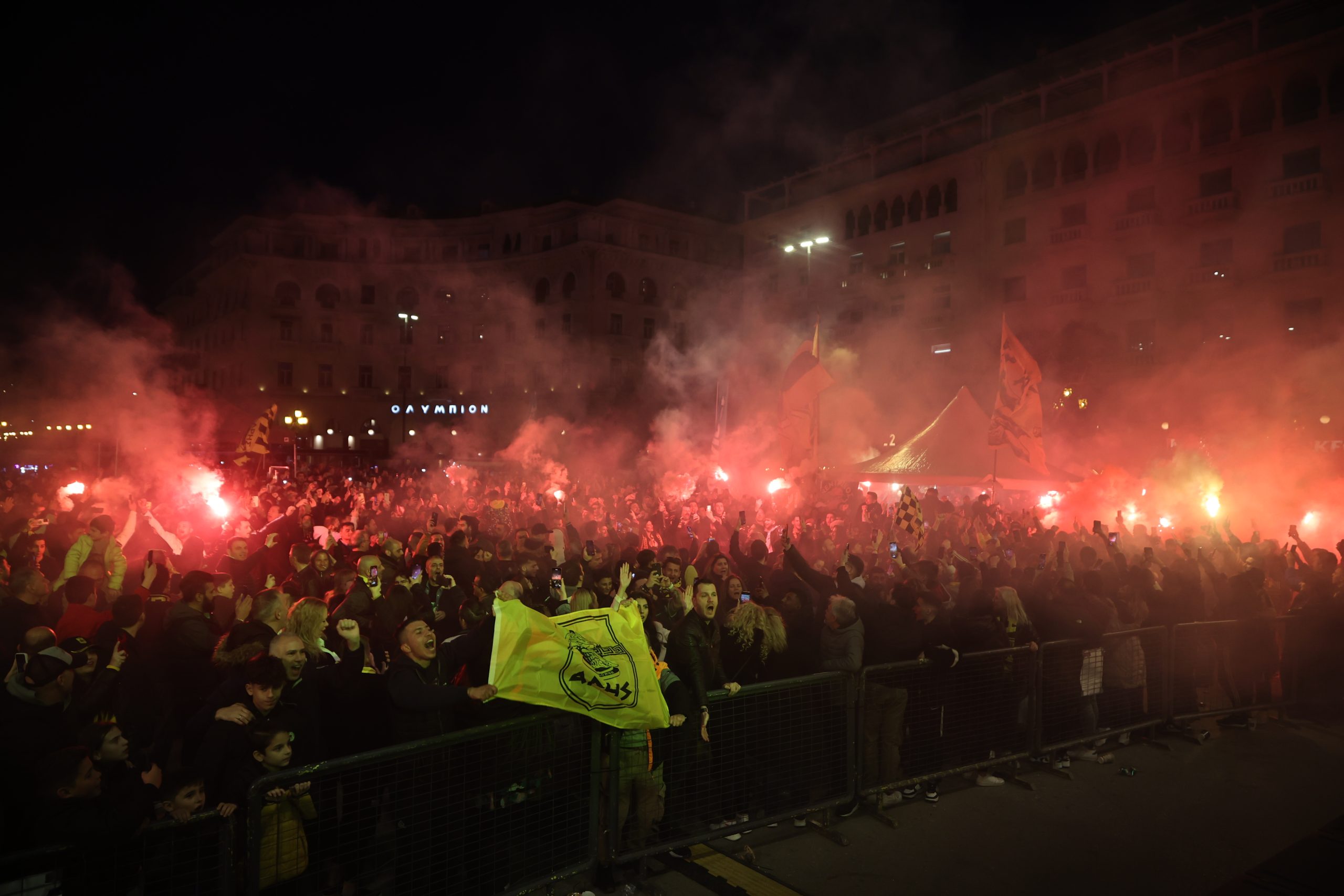 Θεσσαλονίκη: «Χρόνια πολλά, αγάπη μου γλυκιά» – Χαμός στην πλ. Αριστέλους