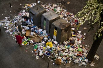 Έρευνα ΟΗΕ: Τεράστιες ποσότητες τροφίμων καταλήγουν στα σκουπίδια ενώ εκατομμύρια άνθρωποι στον πλανήτη πεινάνε