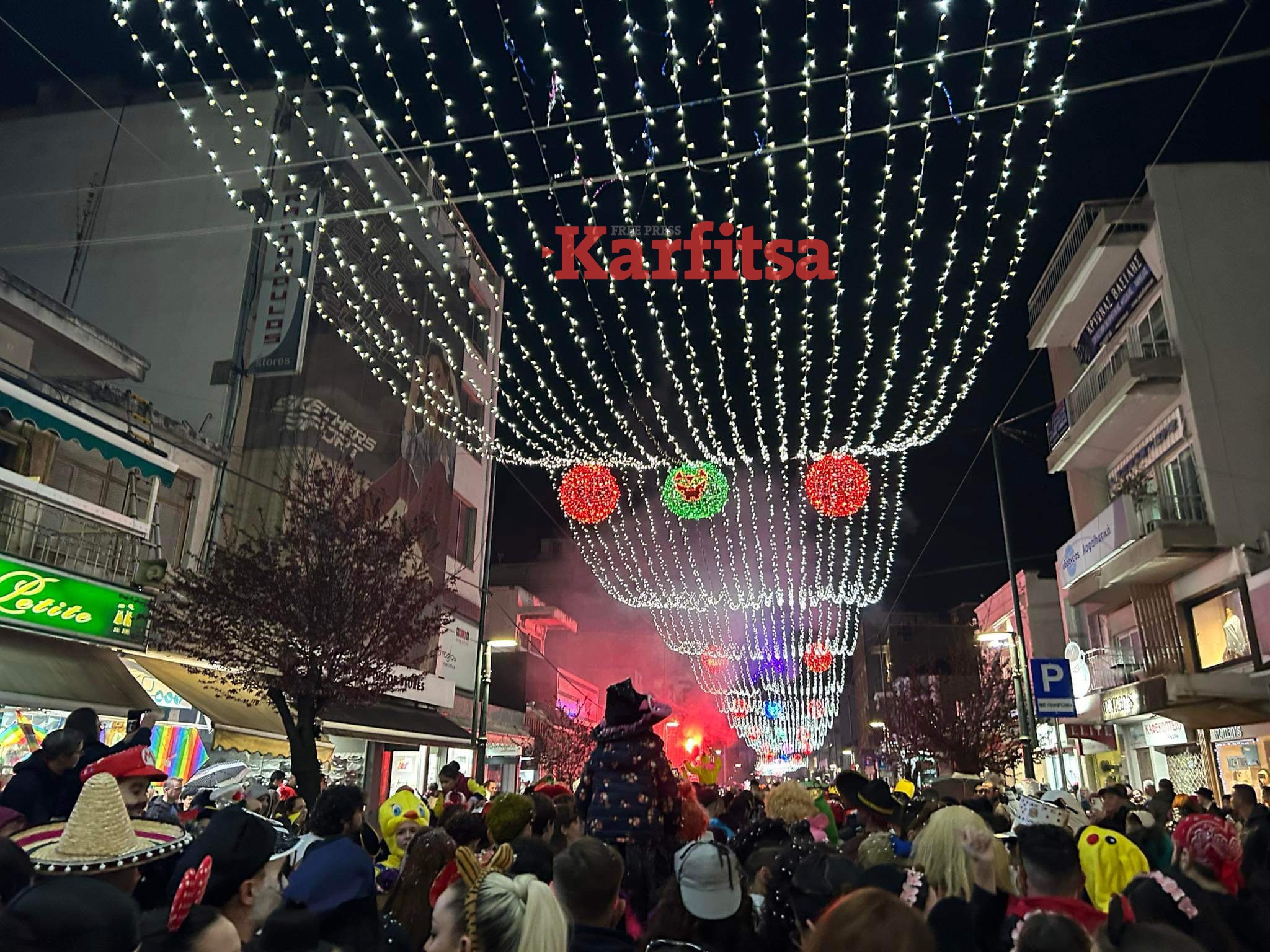 Πανζουρλισμός στη καθιερωμένη νυχτερινή καρναβαλική παρέλαση της Ξάνθης (ΦΩΤΟ+Video) 