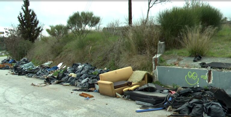 Απέραντος σκουπιδότοπος η εθνική οδός Θεσσαλονίκης Μουδανιών παρά τις εισαγγελικές παρεμβάσεις (Video)