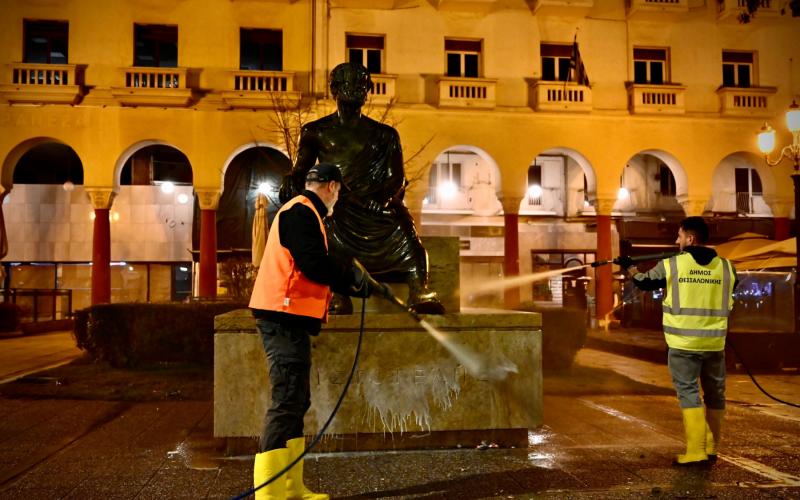 Θεσσαλονίκη: Ειδικό κλιμάκιο του δήμου καθαρίζει εξονυχιστικά Αριστοτέλους και Άγαλμα Βενιζέλου (Video)