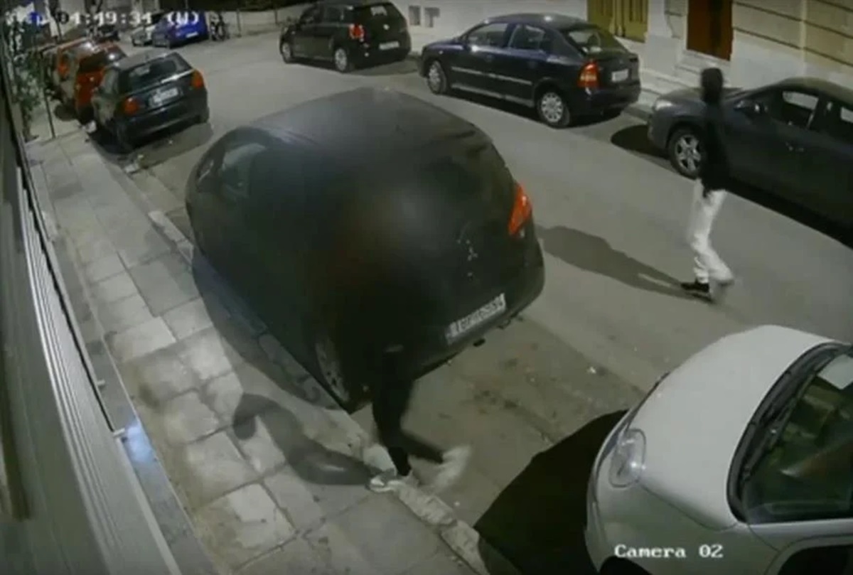 Εφιάλτης για 36χρονη στα Εξάρχεια: Αφού τη λήστεψαν αποπειράθηκαν να τη βιάσουν (Video)