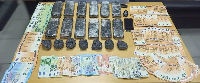 Θεσσαλονίκη: Σύλληψη ανδρογύνου για κατοχή πολλών κιλών ηρωίνης – Κατάσχεση μεγάλου χρηματικού ποσού