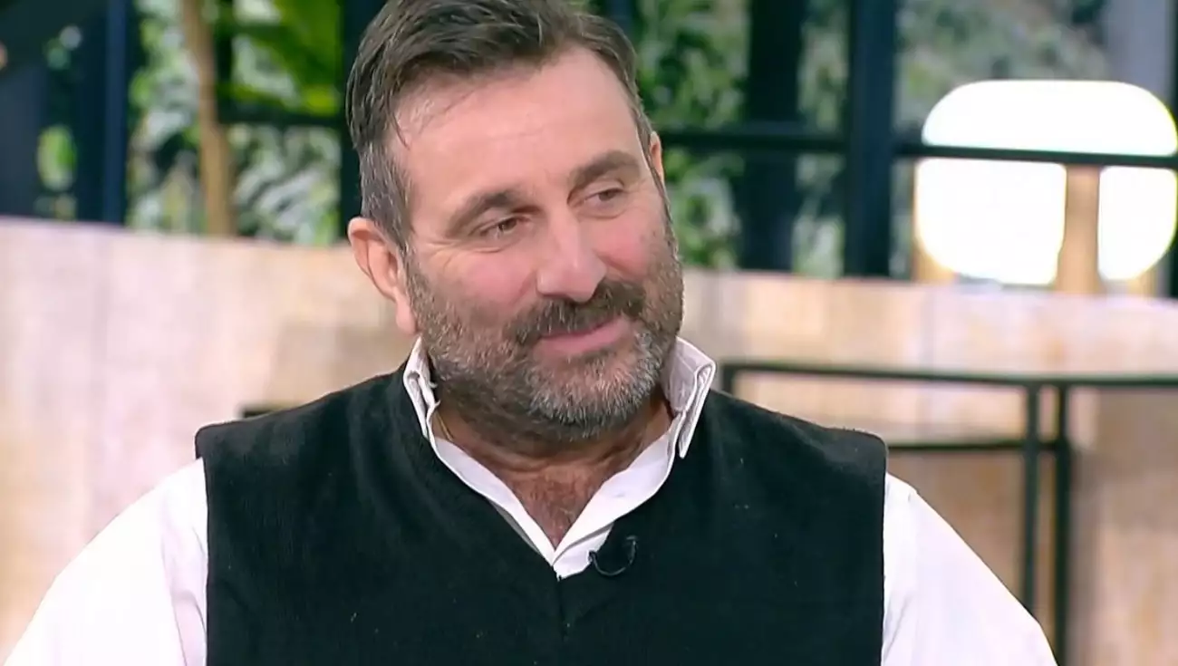 Ηλίας Βαλάσης: Τη μέρα που βρεθήκαμε ερωτικά με τη γυναίκα μου για τρίτο παιδί, έφυγε η μητέρα μου (Video)