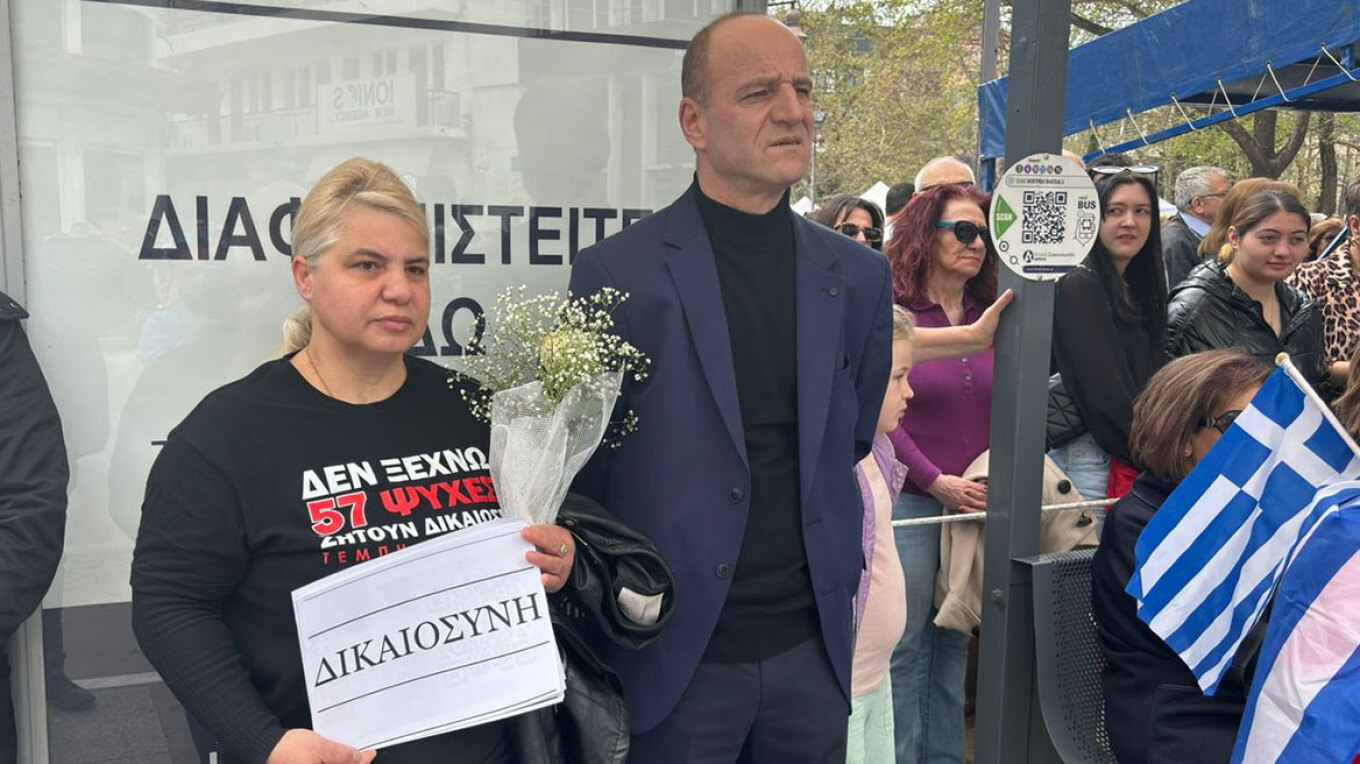 25η Μαρτίου: Σιωπηλή διαμαρτυρία από συγγενείς της Κλαούντια που σκοτώθηκε στα Τέμπη (ΦΩΤΟ+Video)