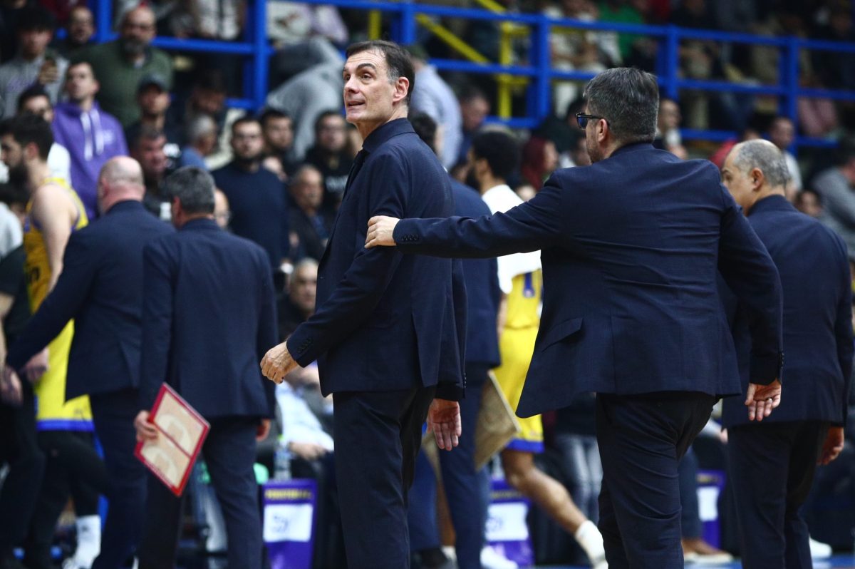 Περιστέρι – Ολυμπιακός: Φίλαθλος προσπάθησε να μπει στο παρκέ – Ζητήθηκε εκκένωση εξέδρας (Video)