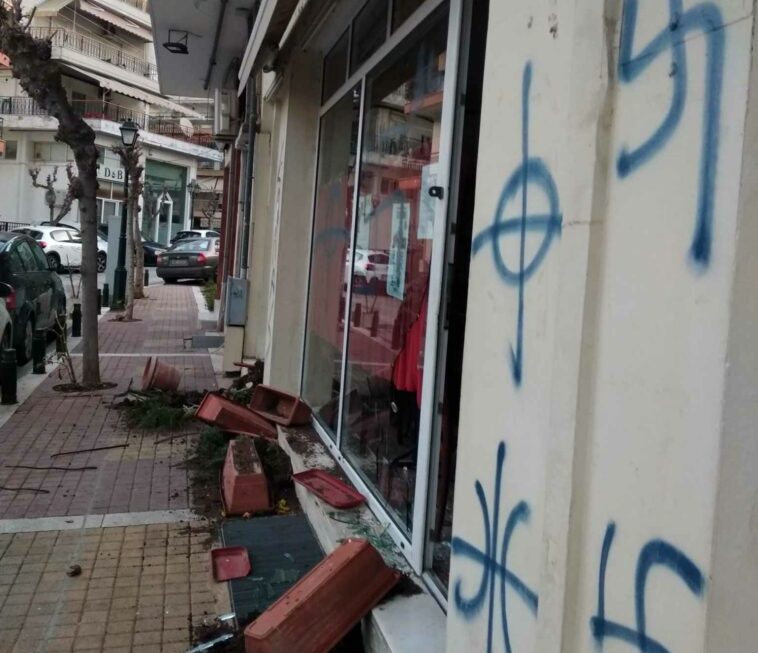 Θεσσαλονίκη: Σβάστικες και σπασμένα τζάμια στο “Στέκι ΆΠΑΝ” της Νεάπολης (ΦΩΤΟ)