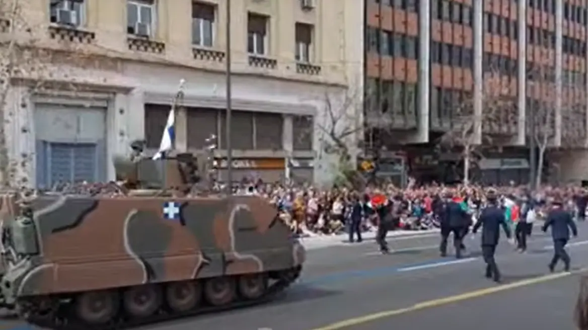 25η Μαρτίου: Οκτώ προσαγωγές στην παρέλαση – Μπήκαν με Παλαιστινιακές σημαίες μπροστά στα άρματα