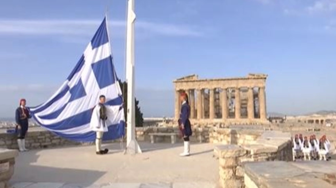 Δέος στην έπαρση της σημαίας στον Ιερό Βράχο της Ακρόπολης (Video)