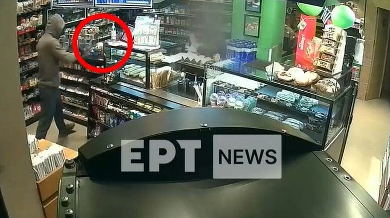 Βίντεο ντοκουμέντο: Ληστής έβγαλε μαχαίρι και λήστεψε υπάλληλο καφέ στη Θεσσαλονίκη