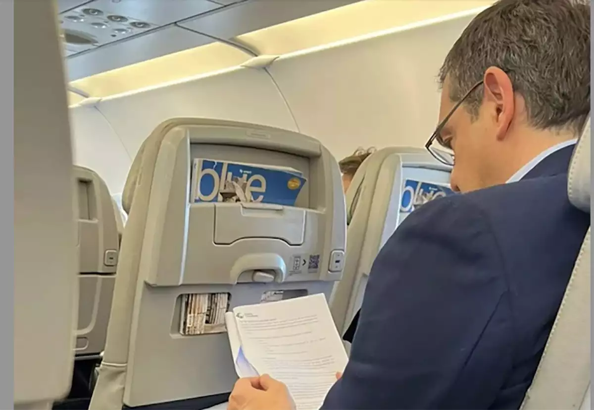 Επιχείρηση rebranding για τον Αλέξη Τσίπρα – Οι φωτογραφίες από πτήση προς το Παρίσι