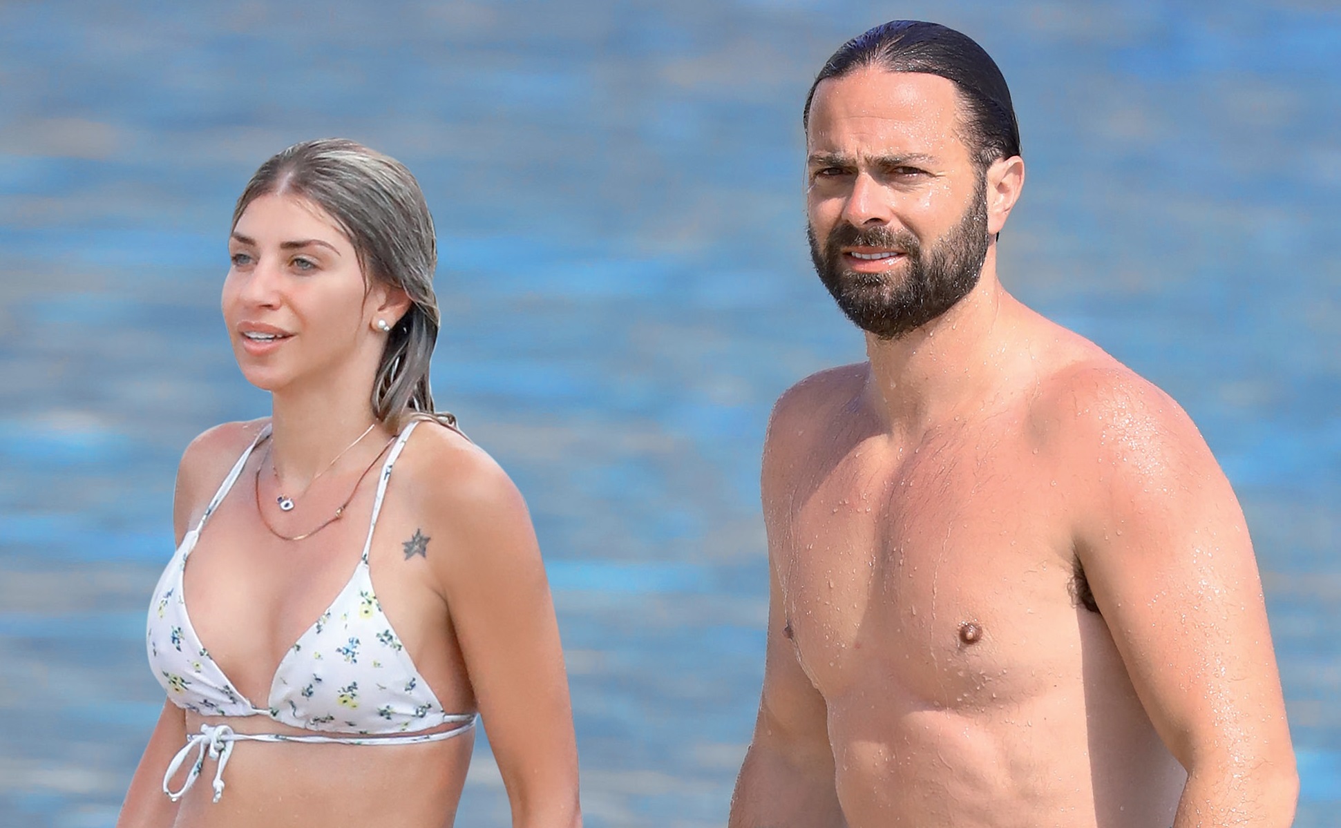 Ηλίας Βρεττός για τη σύζυγό του: «Τσακώνεται μόνη της, έχω πάρει τον ρόλο του πυροσβεστήρα στη σχέση» (Video)