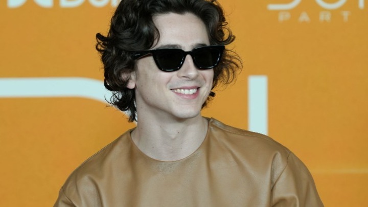 Timothee Chalamet: Ξεκίνησε τα γυρίσματα της βιογραφικής ταινίας «A Complete Unknown» ως Bob Dylan