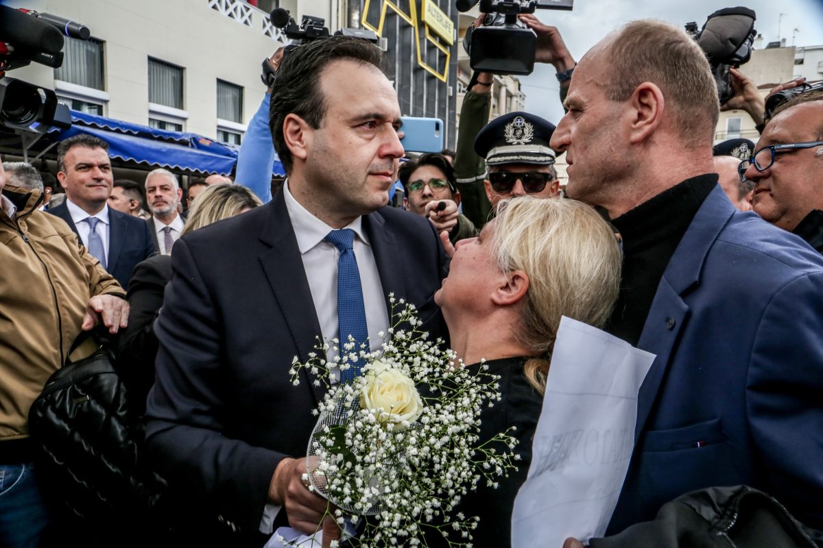 Ράγισαν καρδιές: Η μητέρα της Κλαούντια έκλαιγε στην αγκαλιά του Δ. Παπαστεργίου