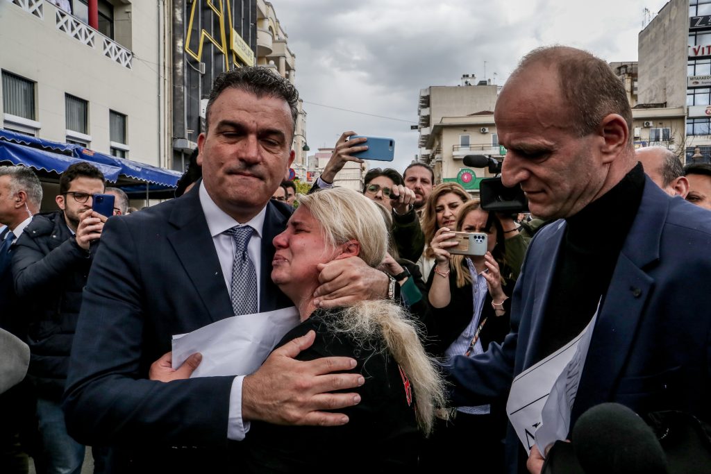 Ράγισαν καρδιές: Η μητέρα της Κλαούντια έκλαιγε στην αγκαλιά του Δ. Παπαστεργίου