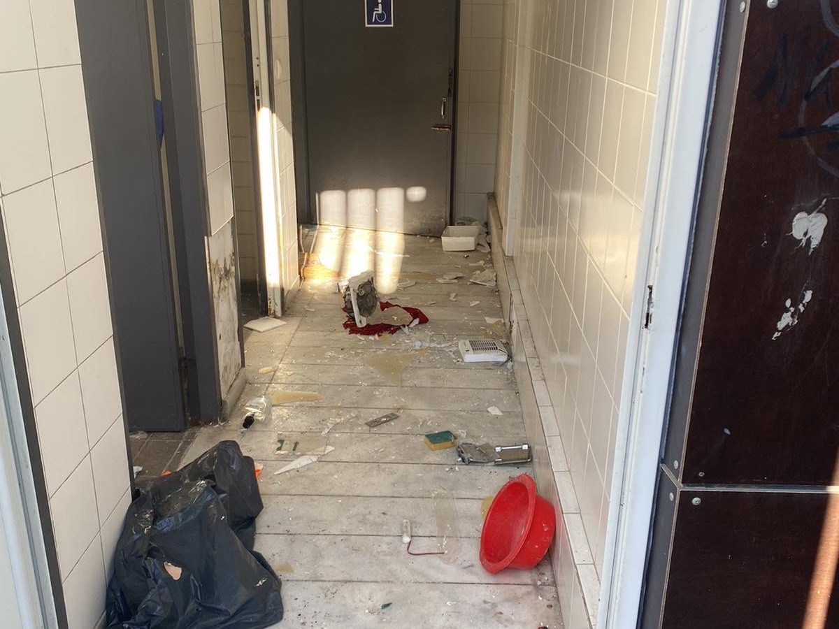 Θεσσαλονίκη: Άγνωστοι βανδάλισαν τις δημοτικές τουαλέτες στη Νέα Παραλία (ΦΩΤΟ)