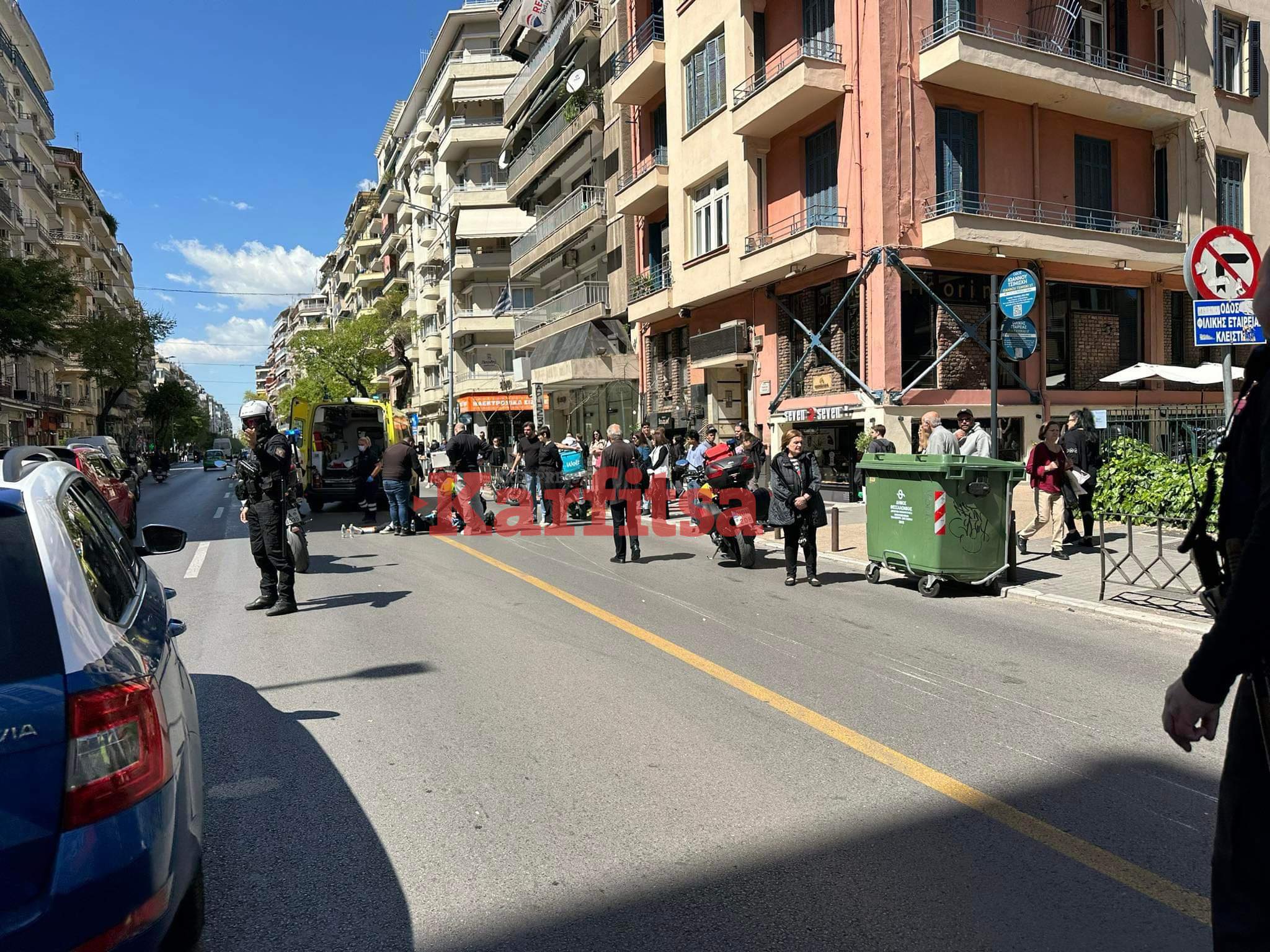 Θεσσαλονίκη: Δίκυκλο «έπεσε» πάνω σε πεζό (ΦΩΤΟ)