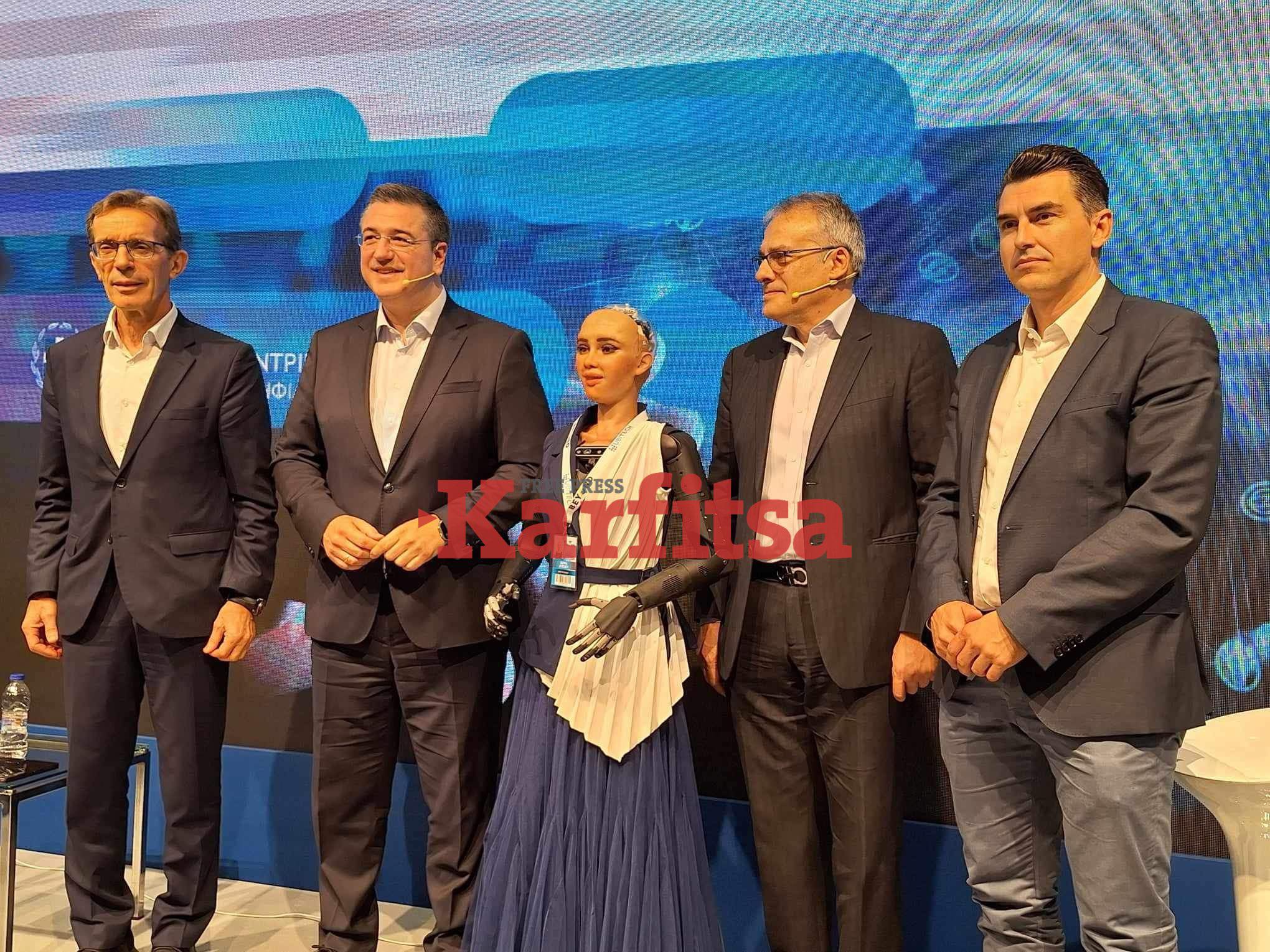 «Αποδέχομαι την πρόσκληση για φαγητό αρκεί να υπάρχουν καλώδια και βίδες» – Η συνομιλία Τζιτζικώστα με το ρομπότ Σοφία (ΦΩΤΟ+Video)