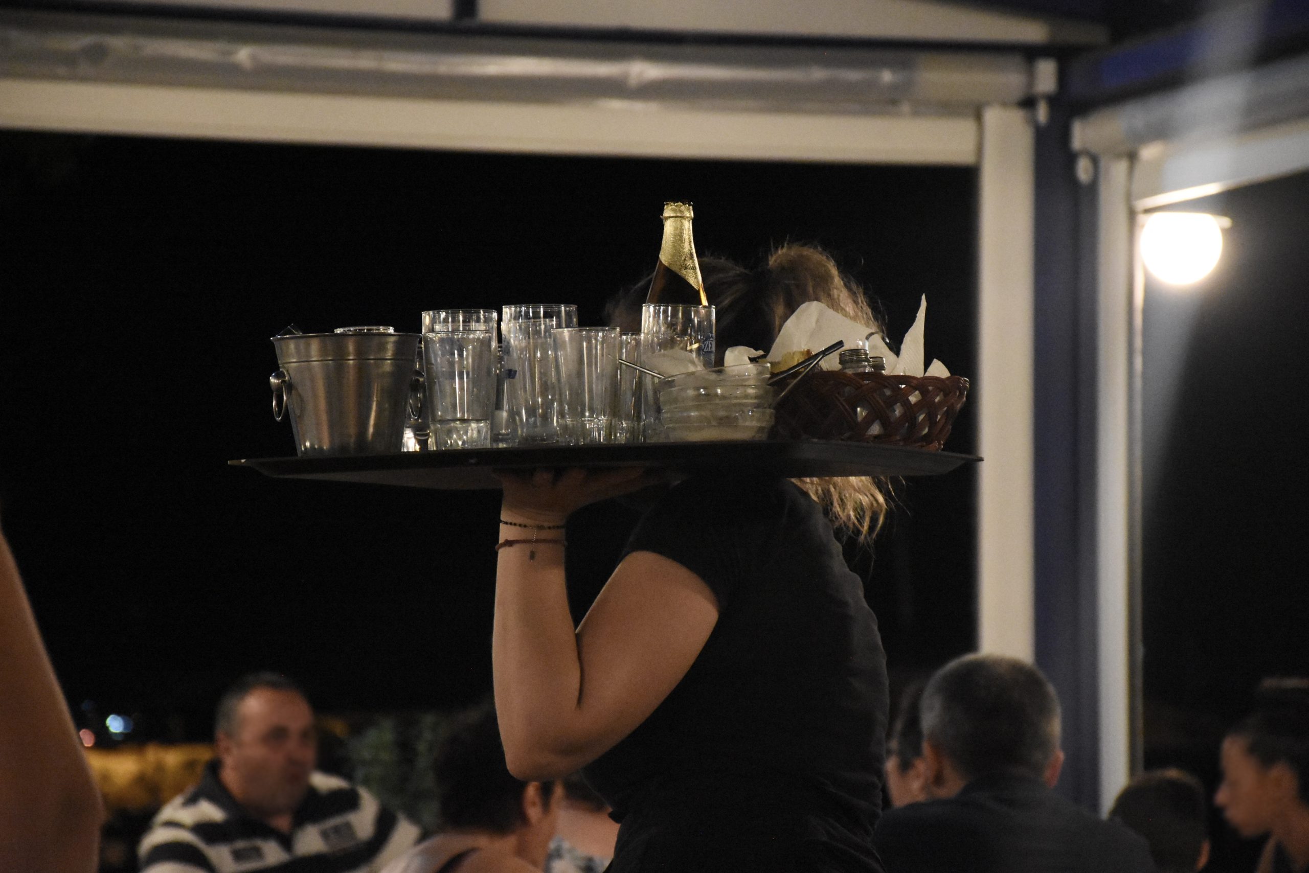 Αποταμίευση, ιατρικές εξετάσεις, λογαριασμοί - Πώς θα αξιοποιήσουν το δώρο Πάσχα οι εργαζόμενοι του βασικού μισθού στη Θεσσαλονίκη