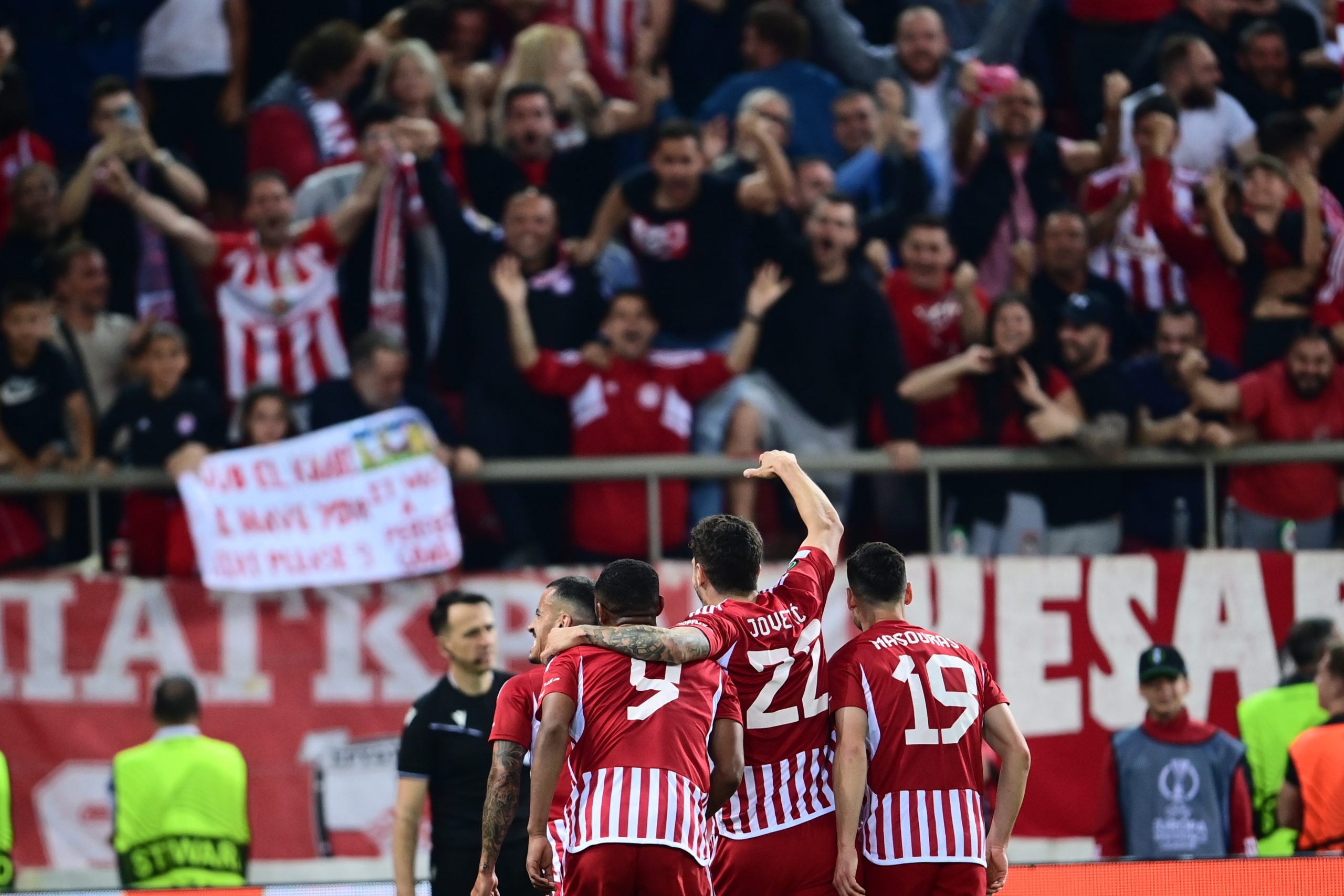 Conference League: Την «λιώνει» στον Πειραιά και «φεύγει» για ημιτελικά ο Ολυμπιακός – Τρίτο γκολ των Πειραιωτών