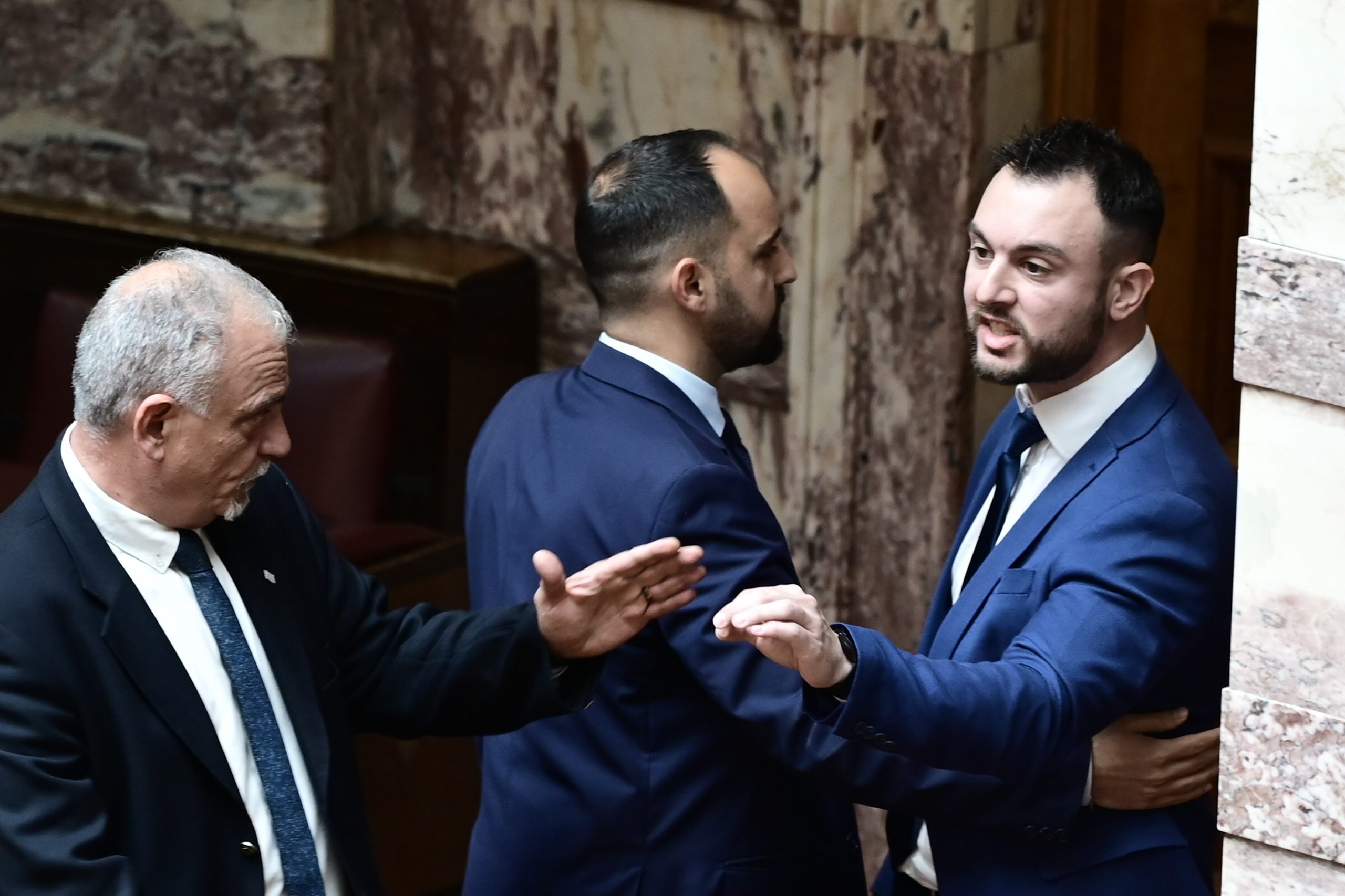 Μπουνιά έριξε ο πρώην βουλευτής των Σπαρτιατών Κωνσταντίνος Φλώρος στη Βουλή στον Βασίλη Γραμμένο της Ελληνικής Λύσης!