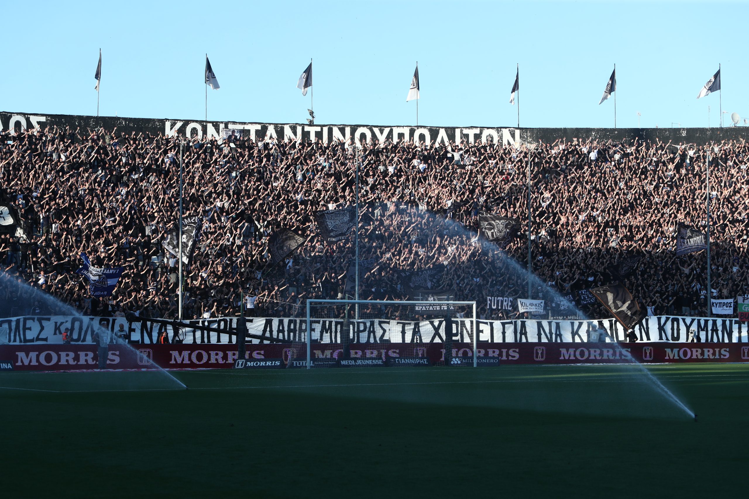 ΠΑΟΚ-ΑΕΚ: Καθυστέρηση 11 λεπτών λόγω ενός πανό που αναρτήθηκε στην Τούμπα