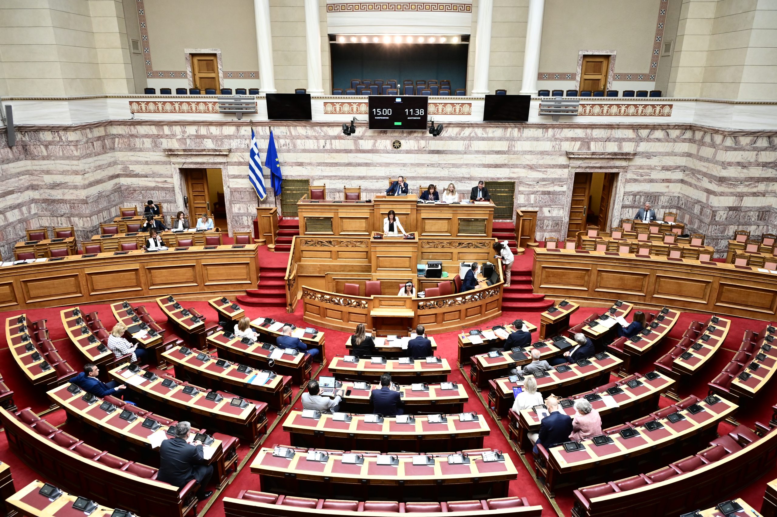Βουλή: Στην ολομέλεια το νομοσχέδιο για την επέκταση του προγράμματος «Στέγαση και εργασία για τους αστέγους» και την αύξηση των τμημάτων βρεφικής φροντίδας