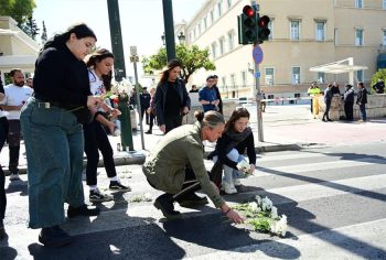 Τροχαίο στη Βουλή: Ενοχή του οδηγού του υπηρεσιακού αυτοκινήτου της Ντόρας Μπακογιάννη για τον θάνατο του Ιάσονα πρότεινε ο εισαγγελέας