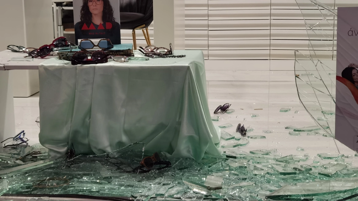 Κουκουλοφόροι πέταξαν βόμβες μολότοφ σε αστυνομικούς – Έσπασαν βιτρίνα καταστήματος (ΦΩΤΟ)