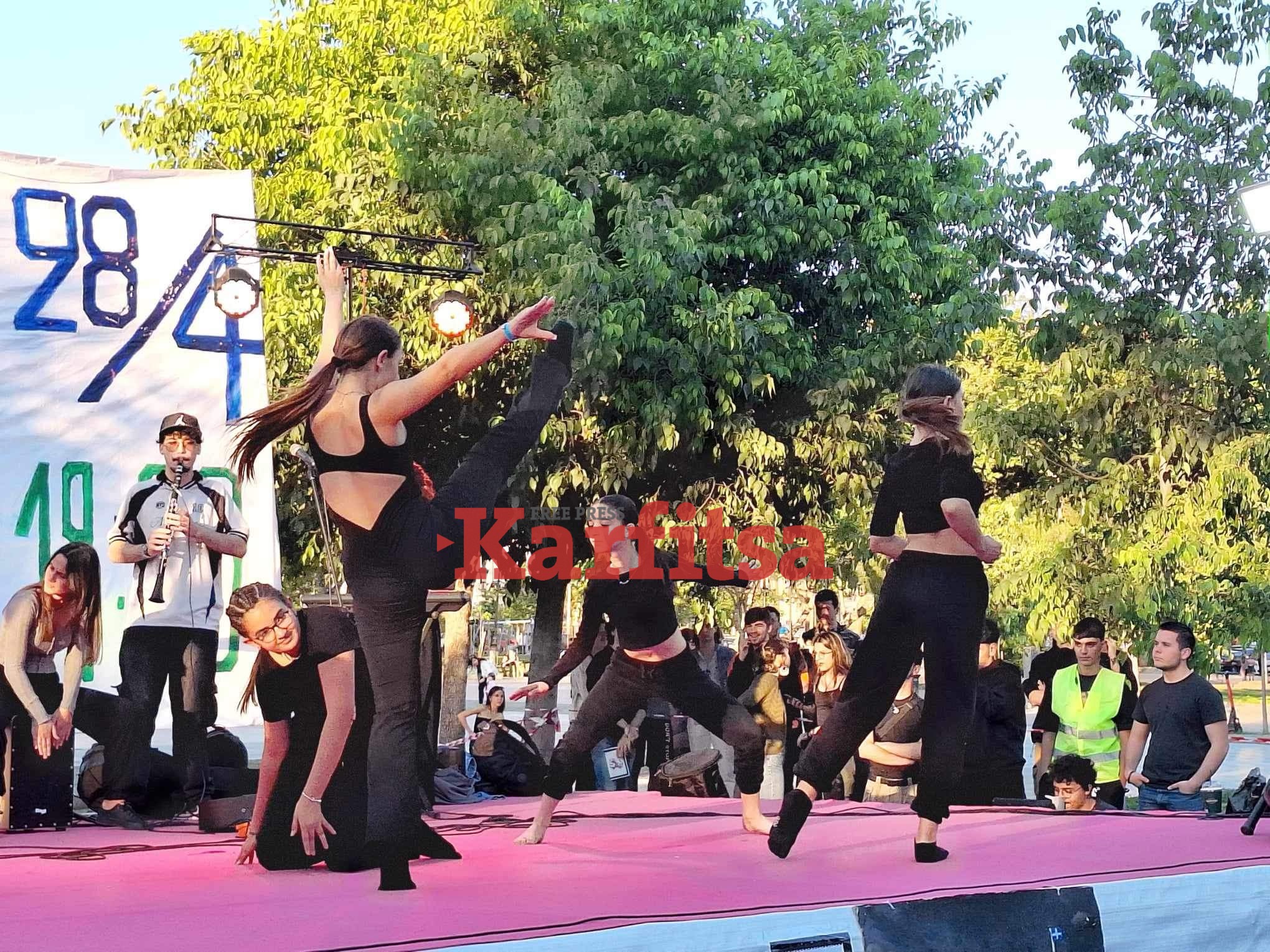 Θεσσαλονίκη – Save Art: Καλλιτεχνική διαμαρτυρία μαθητών στην πλ. Αριστοτέλους προς υπεράσπιση της τέχνης (ΦΩΤΟ+Video)