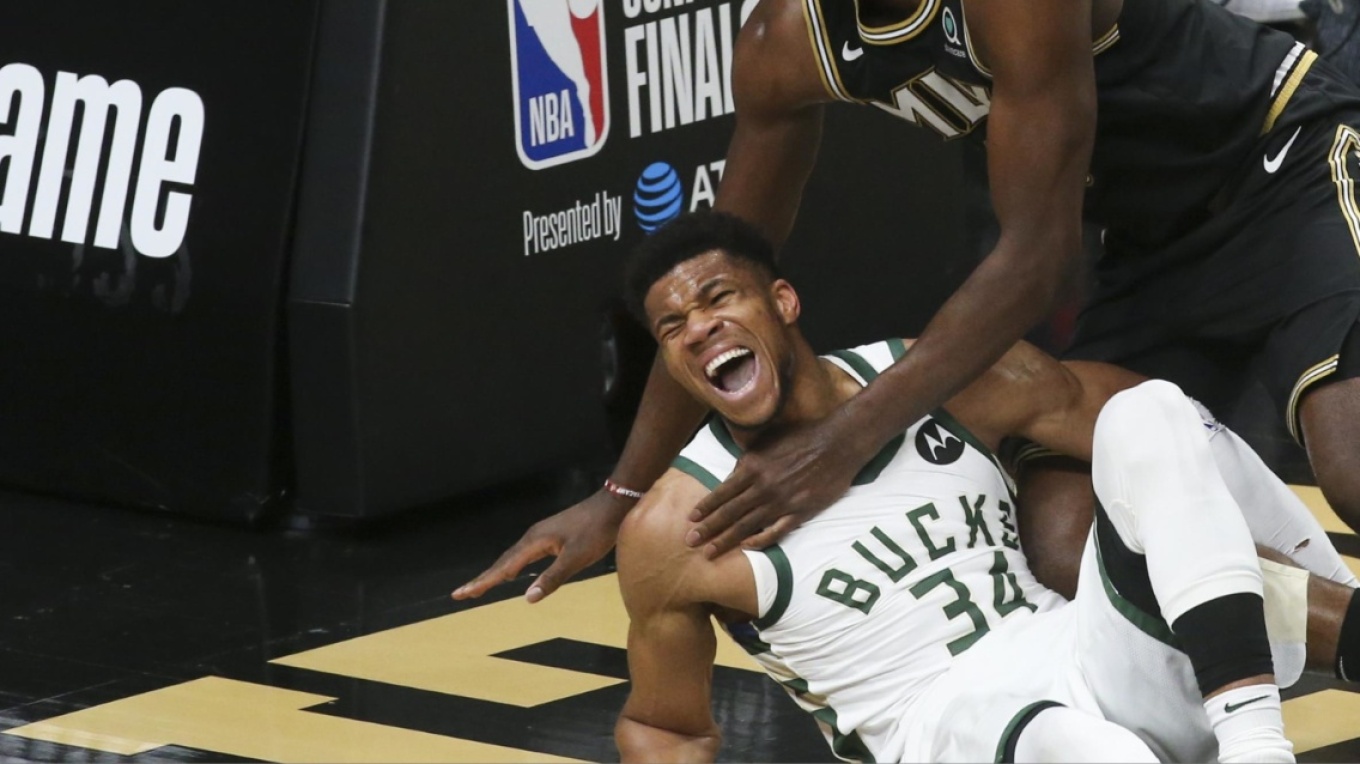 Ο Αντετοκούνμπο παραμένει αμφίβολος για την πρεμιέρα των play off του NBA