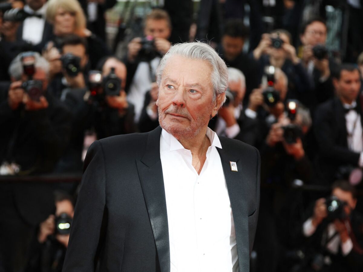 Το Κίεβο παρασημοφορεί τον Αλέν Ντελόν για την υποστήριξή του στην Ουκρανία