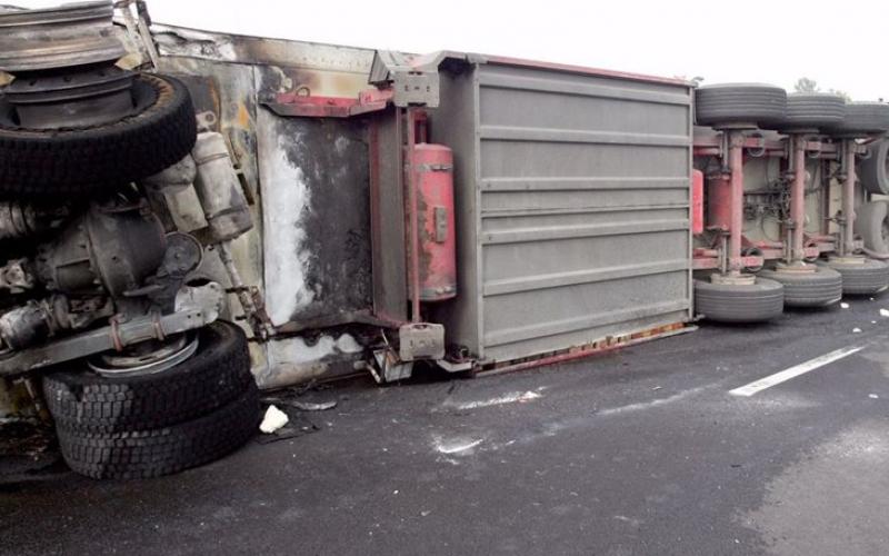 Τούμπαρε φορτηγό σε τροχαίο έξω από τη Θεσσαλονίκη – Ένας τραυματίας