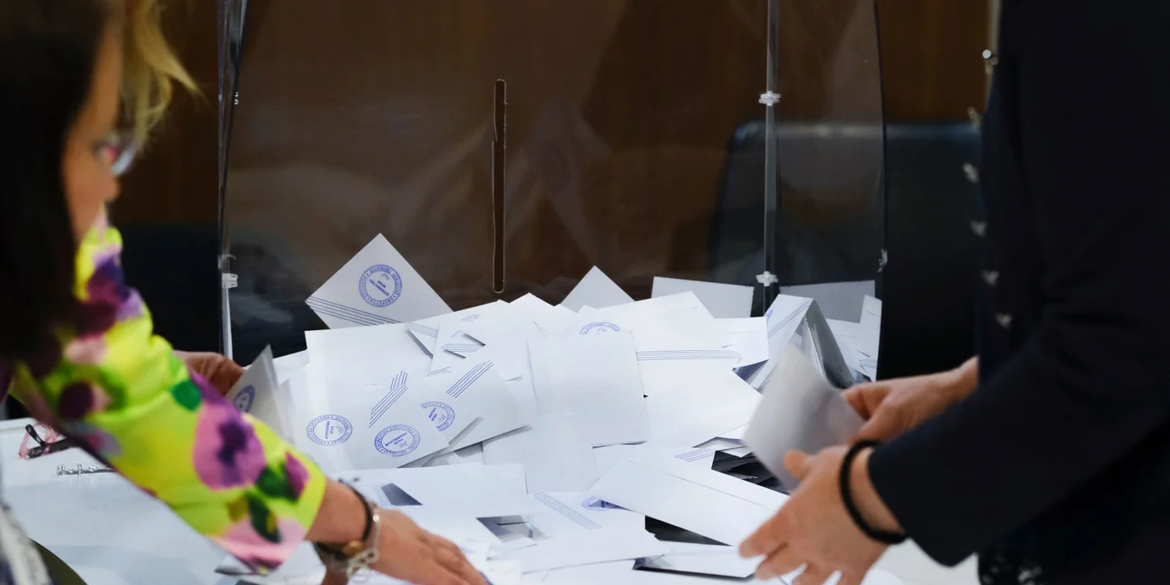 Δημοσκόπηση: Πρωτιά της ΝΔ με 27,6%, τρίτο κόμμα ο ΣΥΡΙΖΑ - Δεν μπορεί το ΠΑΣΟΚ να κερδίσει τη ΝΔ εκτιμούν οι 7 στους 10