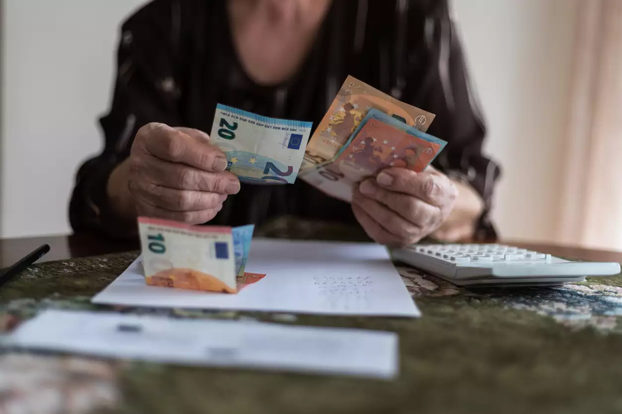 Τηλεφωνική απάτη στο Αίγιο με λεία 24.000 ευρώ, άφησε τα χρήματα σε μια σακούλα κοντά στο σπίτι της