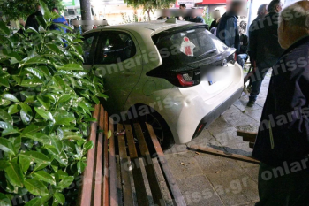 Πανικός στη Λάρισα: ΙΧ «προσγειώθηκε» σε παγκάκι πλατείας που καθόταν άνδρας (ΦΩΤΟ)