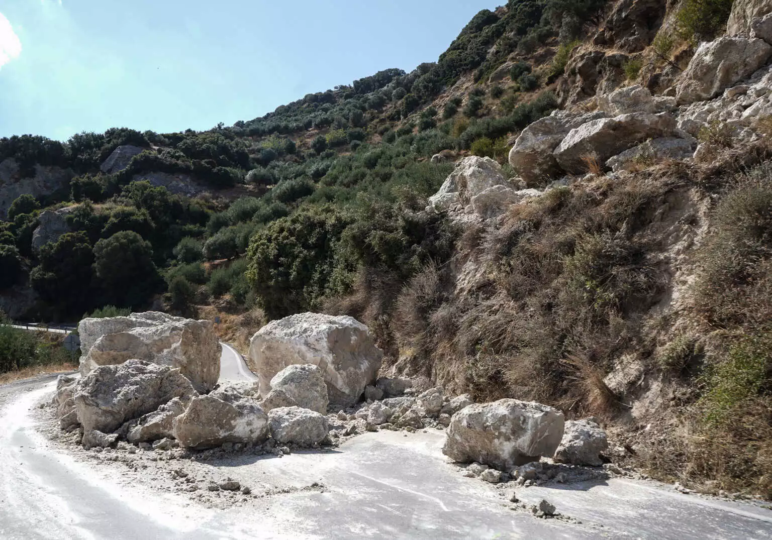 Κατολίσθηση με βράχο να πέφτει σε αυτοκίνητο – Σε νοσοκομείο δύο γυναίκες και ένα 5χρονο παιδί