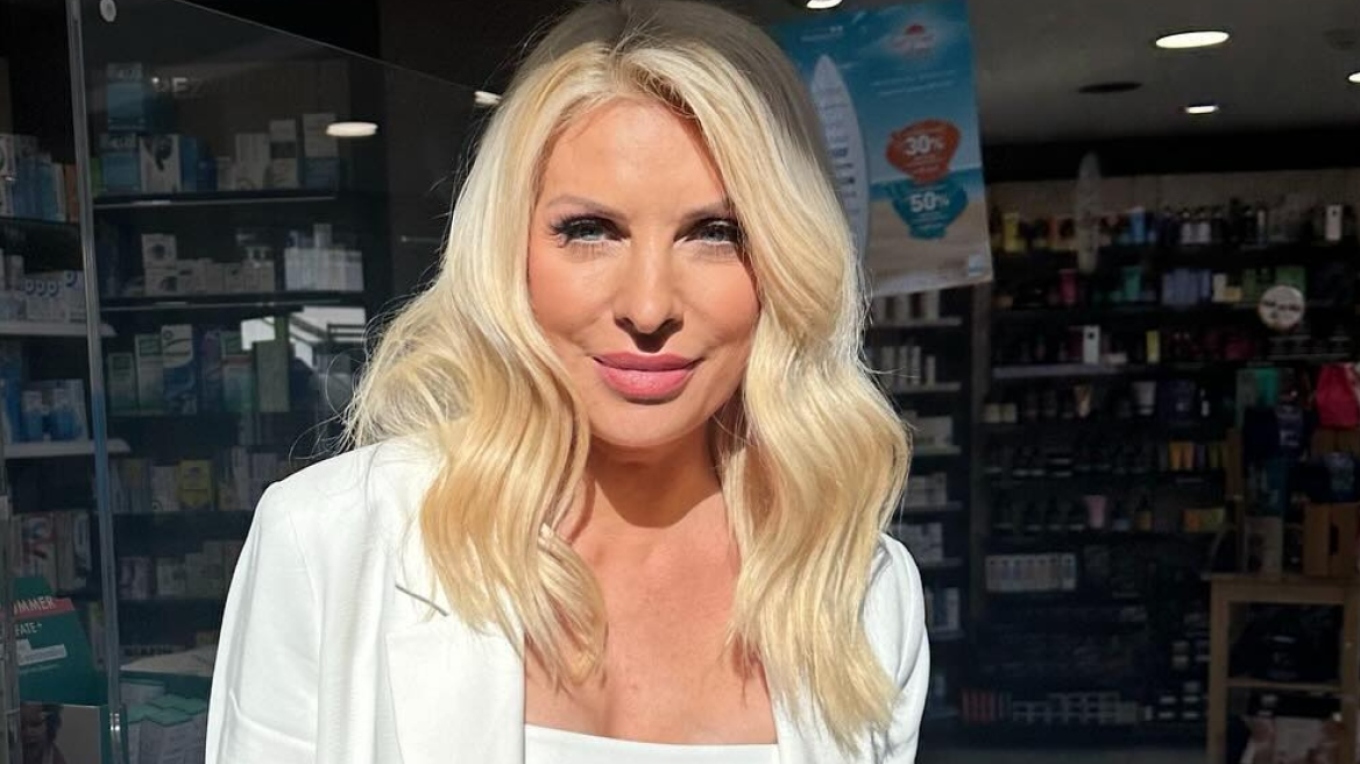 Ελένη Μενεγάκη: Πόζαρε μέσα σε φαρμακείο – «Έτσι και πετύχω ωραίο φως θα τη βγάλω τη φωτογραφία μου» (ΦΩΤΟ)