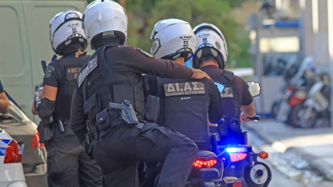 Επιδειξίας αυνανιζόταν μπροστά σε δυο κοριτσάκια