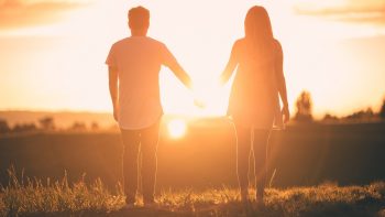 Τα 3 είδη οικειότητας που μοιράζονται όλα τα ευτυχισμένα ζευγάρια