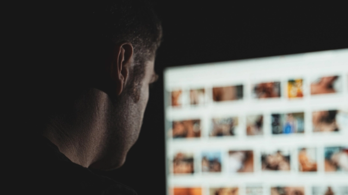 Revenge porn: Θύμα εκδικητικής πορνογραφίας έπεσε γνωστό μοντέλο - Ο πρώην σύντροφός της διέρρεε υλικό για τέσσερα χρόνια