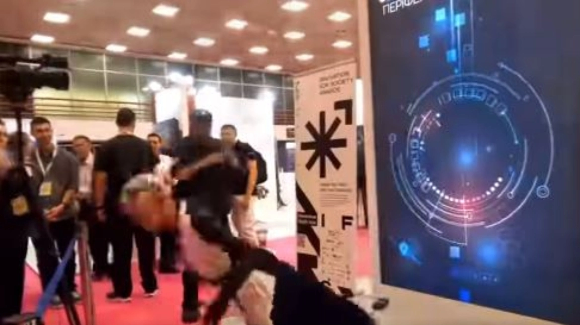 Θεσσαλονίκη: Ατύχημα για το ρομπότ Σοφία στη Beyond – Έπεσε από τη σκηνή (Video)