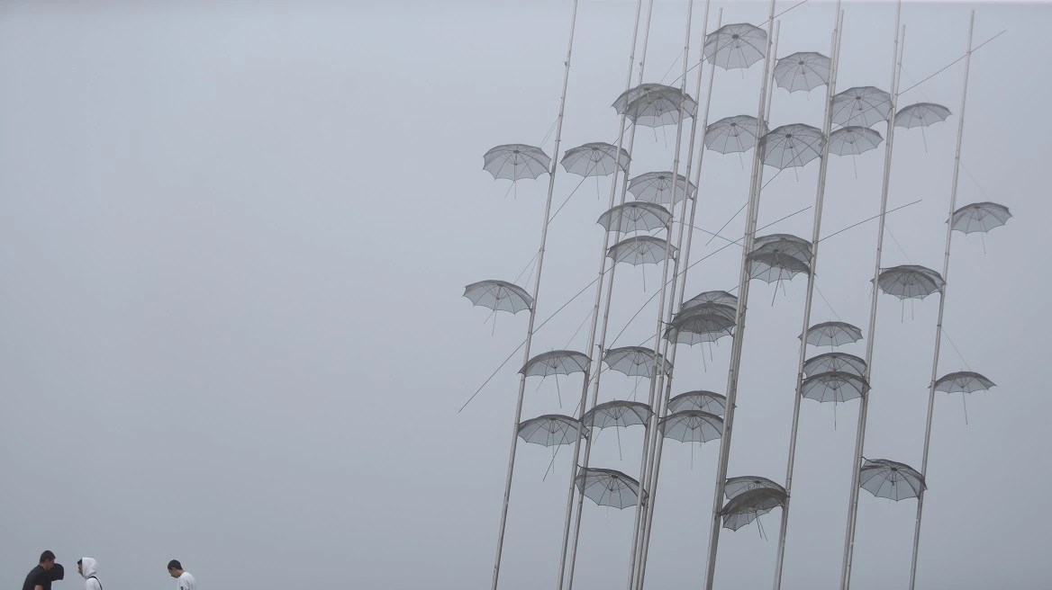 Θεσσαλονίκη: Αφρικανική σκόνη και υγρασία «σκέπασαν» την πόλη (ΦΩΤΟ)